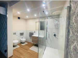 Koupelna v ubytování Suites GREY in centro Randazzo