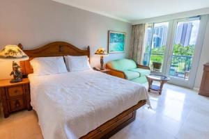 Postel nebo postele na pokoji v ubytování Minutes to Beach Pool Gym WFH Station Lanai + 22 fotografií