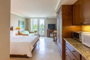 Kuchyň nebo kuchyňský kout v ubytování Minutes to Beach Pool Gym WFH Station Lanai