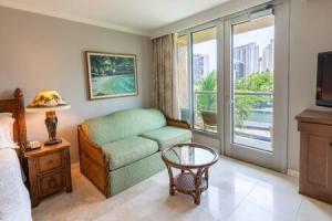 TV a/nebo společenská místnost v ubytování Minutes to Beach Pool Gym WFH Station Lanai