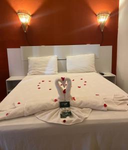 two swans making a heart shape on a bed at Casa da Lagoa in Jijoca de Jericoacoara