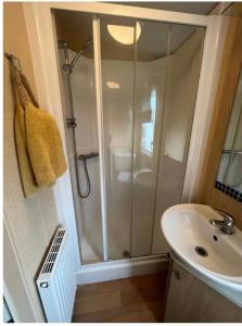 Koupelna v ubytování Spacious & welcoming 6th Berth Caravan California Cliffs Holiday Park, Norfolk Coast