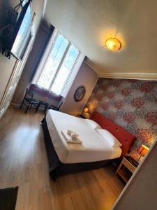 a bedroom with a large bed and a window at Hotel Fedora in Florence