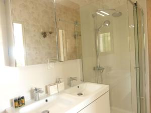 y baño con lavabo y ducha con espejo. en Chambre Bed and Breakfast dans villa en Antibes