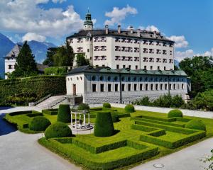 ein großes Gebäude mit einem Garten davor in der Unterkunft DSW Ferienhaus in Oberperfuss