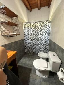 łazienka z toaletą i prysznicem w obiekcie Cabañas del Amanecer w mieście Tanti