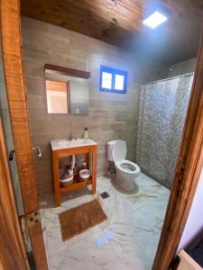 y baño con lavabo y aseo. en Casa a estrenar 450 metros de la playa en Quequén
