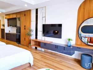 ein Schlafzimmer mit einem großen Bett und einem großen TV in der Unterkunft CĂN HỘ TMS LUXURY RESIDENCES 28 NGUYỄN HUỆ QUY NHƠN in Quy Nhon