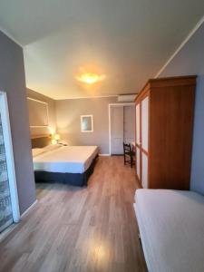 1 dormitorio con 1 cama y 1 silla en Hotel Fedora, en Florencia