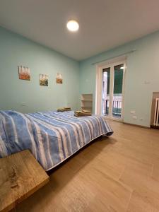 A bed or beds in a room at Monolocale Armonia Cielo-Sabbia