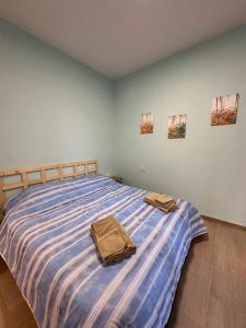 A bed or beds in a room at Monolocale Armonia Cielo-Sabbia