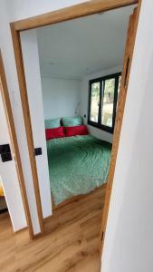 Tempat tidur dalam kamar di Riverboat-Rhein-Main Ferienloft