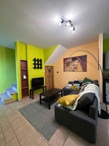 ein Wohnzimmer mit einem Sofa und einem Tisch in der Unterkunft Bengiorne! Casa vacanza Al Viale in Raiano