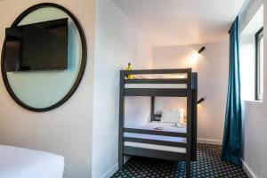 Ce lit superposé se trouve dans un dortoir doté d'un miroir. dans l'établissement ibis Styles Paris Saint Denis Pleyel, à Saint-Denis