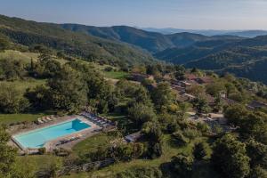 una vista aerea di una casa con piscina in montagna di Villa Case a Cantuccio a San Giustino