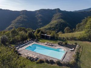 una vista sul tetto di una piscina con montagne sullo sfondo di Villa Case a Cantuccio a San Giustino