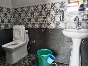bagno con lavandino, servizi igienici e lavandino di Sunrise Home Stay ad Almora