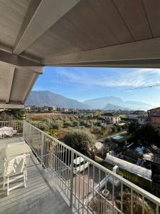 un balcone con una sedia e vista sulle montagne di Ca' LaBon ad Arco