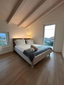 un letto grande in una stanza con due finestre di Ca' LaBon ad Arco