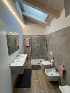 un bagno con due lavandini e una doccia di Ca' LaBon ad Arco Altre 17 foto