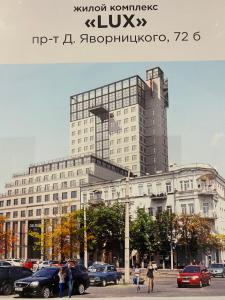 un grande edificio con macchine parcheggiate di fronte di Apartment Delmar Lux ЦЕНТР a Dnipro