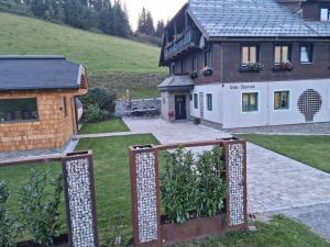 ein Haus mit einem Tor davor in der Unterkunft Ferienwohnung Unterdürmoos in Annaberg im Lammertal