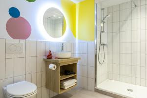 ein Bad mit einer Dusche, einem WC und einem Waschbecken in der Unterkunft ibis Styles Paris Saint Denis Pleyel in Saint-Denis