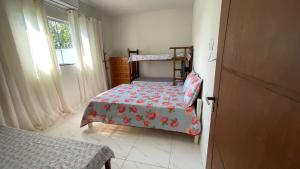 a bedroom with two twin beds and a window at Aconchego e tranquilidade 3 in Bonito