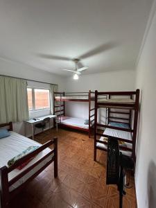 Våningssäng eller våningssängar i ett rum på Hotel Pousada Liberdade