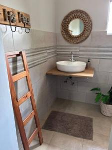a bathroom with a sink and a mirror at Lilibeth guesthouse in Parys