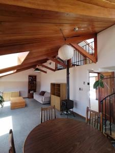 ein Wohnzimmer mit einem Tisch und einem Sofa in der Unterkunft Villa Florita in La Paz