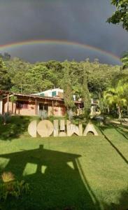 un arco iris en el cielo sobre una casa en La Colina Balance Hotel, en Chinácota