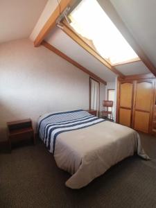 een slaapkamer met een groot bed en een dakraam bij Villa Florita in La Paz