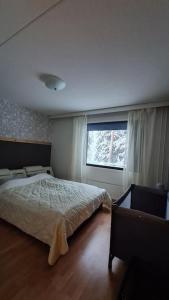 a bedroom with a bed and a window at Tilava huoneisto Jyväskylästä in Jyväskylä