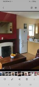 uma cozinha com um frigorífico e uma taça de fruta em an culin apartment em Galway