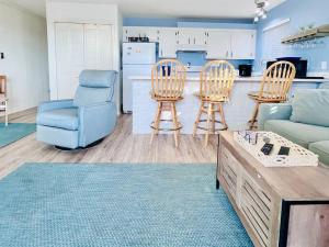 ein Wohnzimmer mit 2 Stühlen und einem Sofa in der Unterkunft Stunning 2BR/2BA Bayfront Retreat in Ocean City