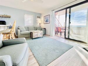 Posezení v ubytování Stunning 2BR/2BA Bayfront Retreat