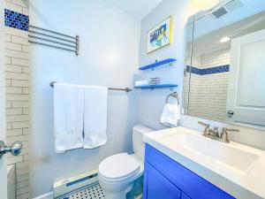 Koupelna v ubytování Stunning 2BR/2BA Bayfront Retreat + 25 fotografií