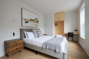 1 dormitorio con 1 cama grande y vestidor de madera en Chic 2 Bedroom apartment in Le Plateau by Denstays, en Montreal