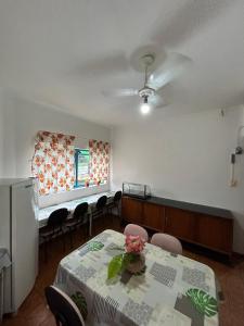 een wachtkamer met een tafel en stoelen en een raam bij Hotel Pousada Liberdade in Pindamonhangaba +47 foto's