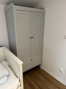 Postel nebo postele na pokoji v ubytování Wohnung Bö - Alte Schule