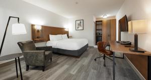 Postel nebo postele na pokoji v ubytování Canadas Best Value Inn Toronto + 24 fotografií