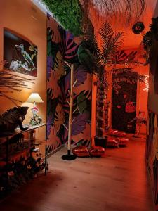 Zimmer mit einer Wand mit einem Wandbild aus Pflanzen in der Unterkunft Suite Maison Tropical - Luxury Apartment in Bari in Bari