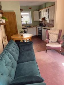 uma sala de estar com um sofá e uma mesa em Lovely 2 bedroom house overlooking park, Free parking em Belfast