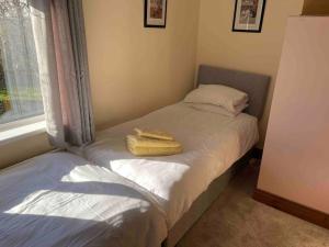 Postel nebo postele na pokoji v ubytování Lovely 2 bedroom house overlooking park, Free parking