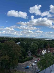 una vista aérea de una calle de una ciudad en Normanton, en Birmingham