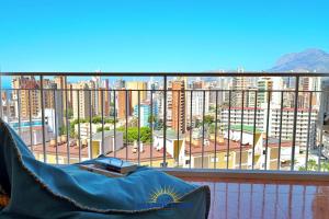 una vista de una ciudad desde un balcón en Manhattan View with pool, en Benidorm