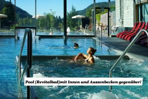 een jonge jongen in een zwembad in een zwembad bij "Kuckucksnest" Hallenbad Freibecken Massagen nebenan in St. Blasien
