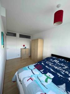 1 dormitorio con 1 cama con edredón azul en Normanton, en Birmingham