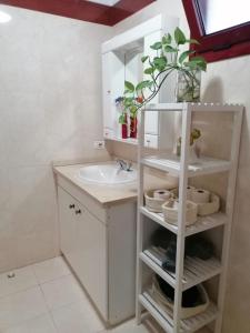 パルム・マールにあるBalandrosのバスルーム(洗面台、鏡付)